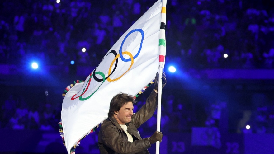 Bế mạc Olympic Paris 2024: Tom Cruise xuất hiện như phim hành động nhận lá cờ Olympic